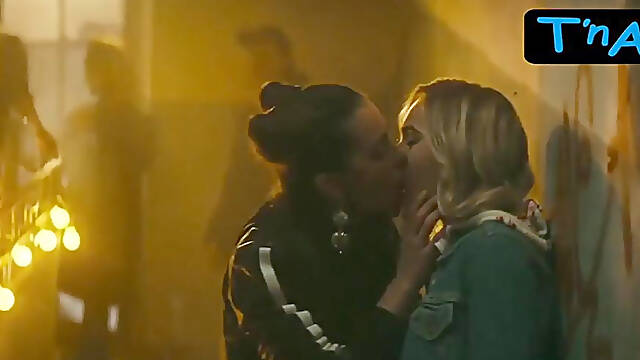Anna Adamovich Lesbian Scene in Skvot 32