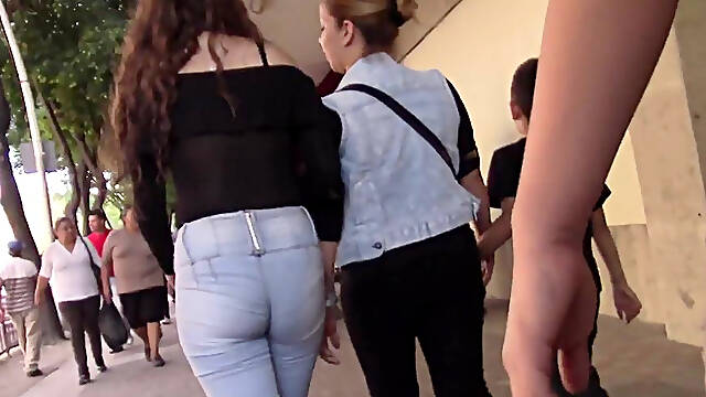 Culona en jeans