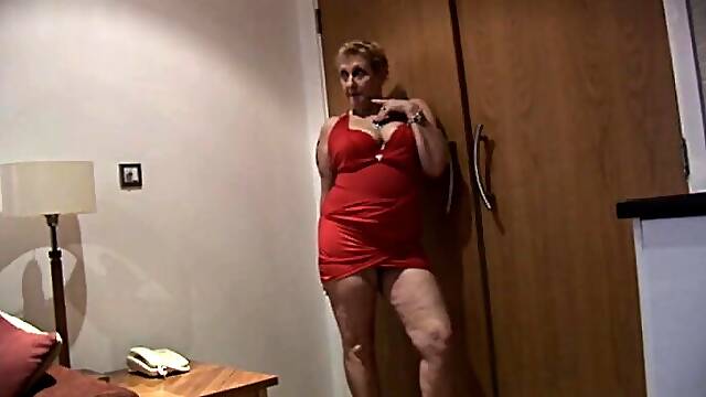 Booty mature blonde fucks her hairy pussy