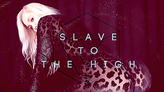 Amateur milf flashing her big boobs in a public place