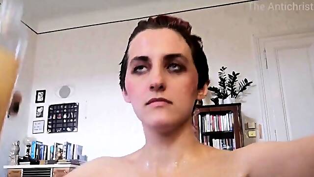 Big-Ass Babe Gets Wet and Messy on Cam!