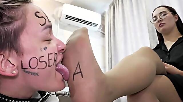 LICKING GIRLS FEET - Beatrice - English Lesson For An