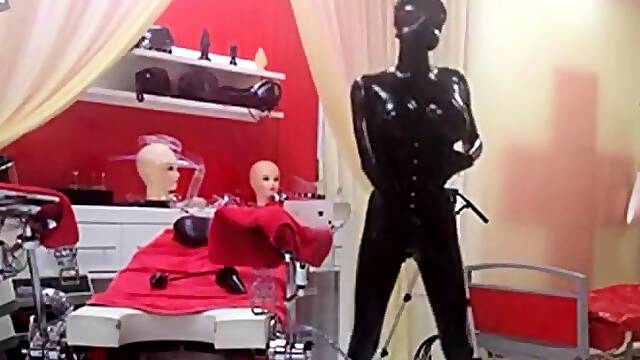 Kylies Latex-Webcamshow BDSM-Spa im Studio