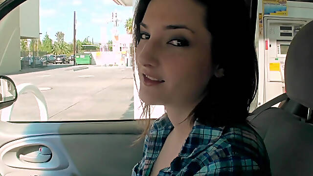 Street whore Tegan Mohr gives head in the car