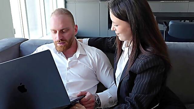 Please! Fuck Me! Screamed Hot Secretary Before Sex! Married Boss Fucked Her So Hard Until She Cum