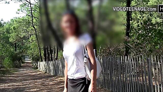 1<censored> chick shows sexy booty at beach