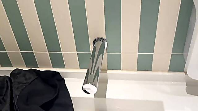 Shasha baise dans les chiottes du cinema