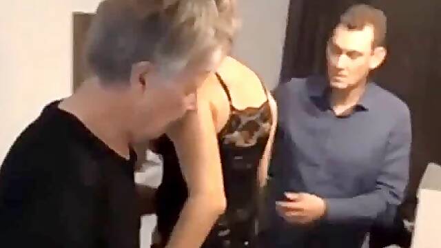 J offre ma chienne mature a des mecs