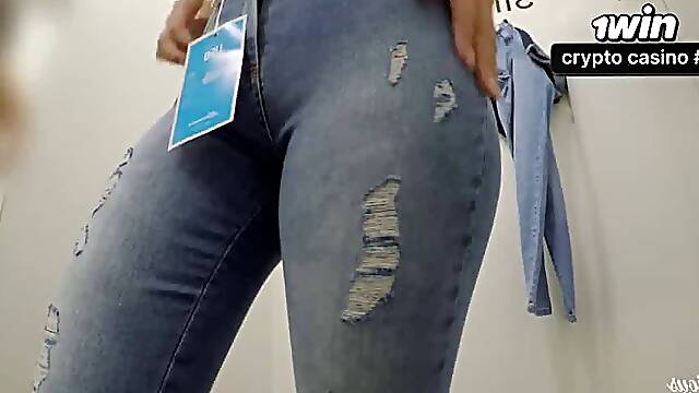 Teste de calças jeans nas sessões exclusivas do provador com mulheres brasileiras.