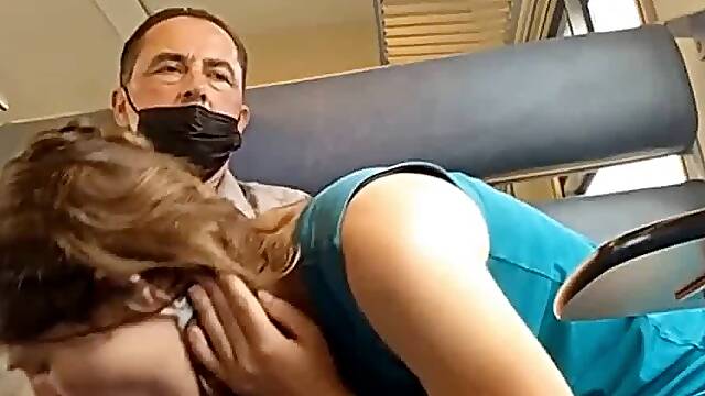 Elle me suce et baise dans le rer