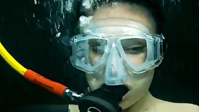 Bella gets hot underwater fucking