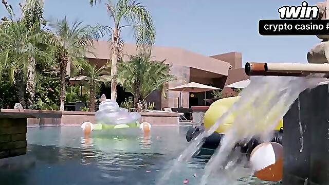 Lena Paul organiza uma orgia de wrestling selvagem na 3ª Temporada Ep1 de Brazzers House.