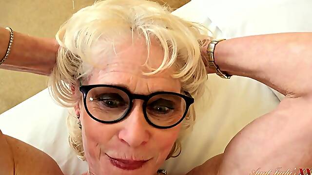 Granny Dee Lite hot porn video