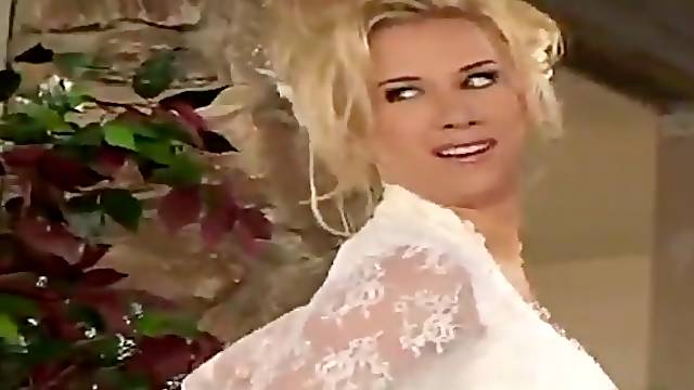 A wedding photographer fucks the happy bride 