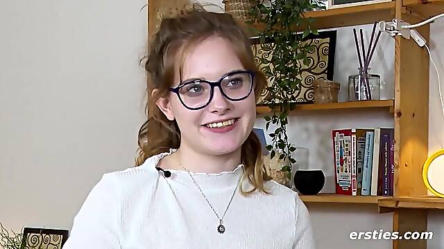 22 Jahre alte Luna masturbiert in Strïmpfen und mit Toys - Nerdy Brunette with Dildos/toys Solo