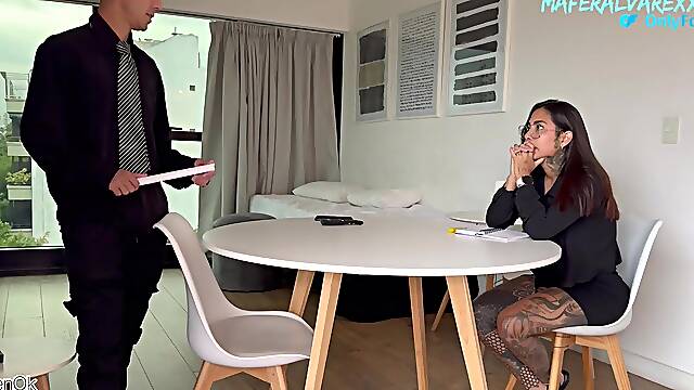 VENEZOLANA Mafer Alvarez se coge a su profesor LuenOk hasta sacarle la leche con sus grandes tetas