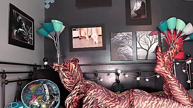 Cunt Lounging In Zentai PREVIEW