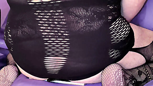 Dressed like a whore i ride the dildo, gaping my ass with the huge plug and cum when hands free