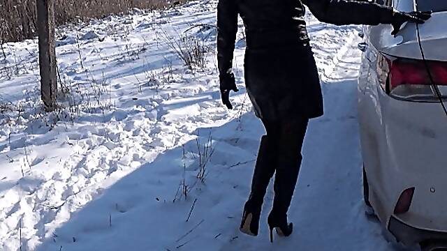 Revving clip with fully Lory clothed in black leather b