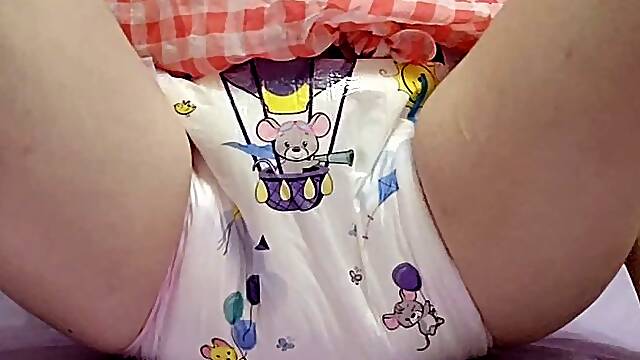Quick pee in daydreamers diaper